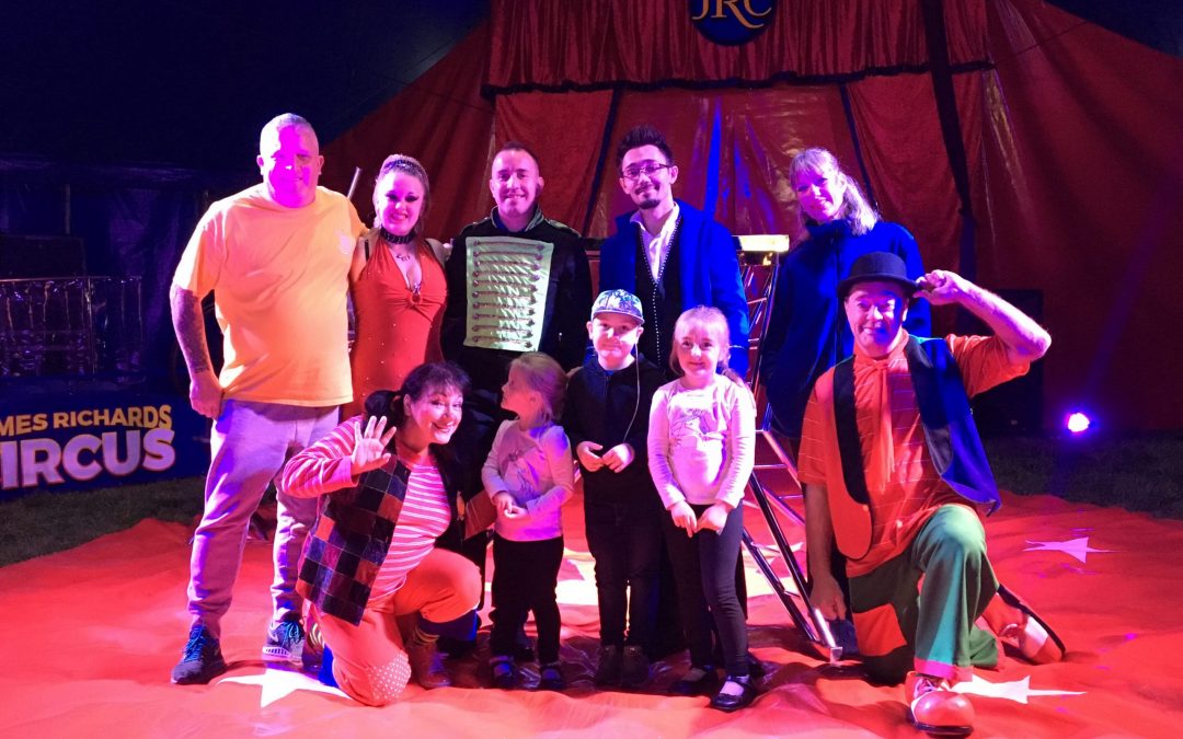 LAYTON ANDERSON ENJOYS EVENING AT THE CIRCUS WITH HIS FAMILY.